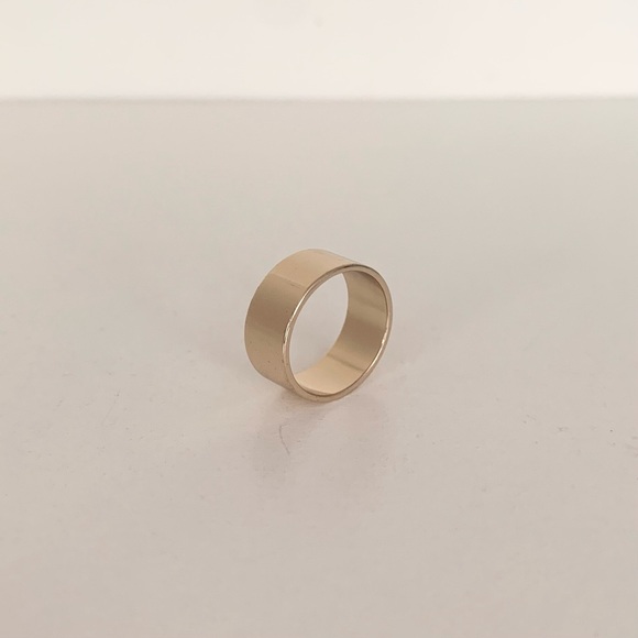 Thick gold band ring comes in a pouch - Picture 7 of 12